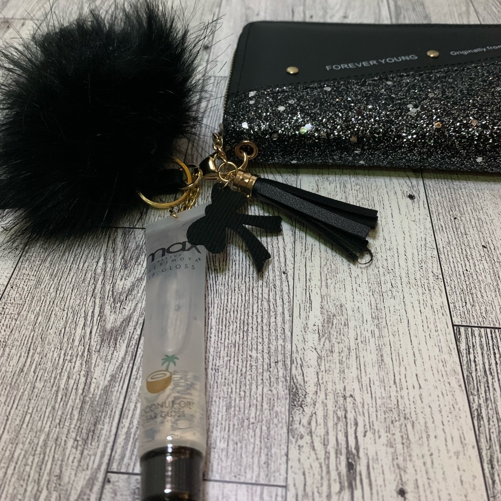 Black keychain wallet with Max clear coconut oil